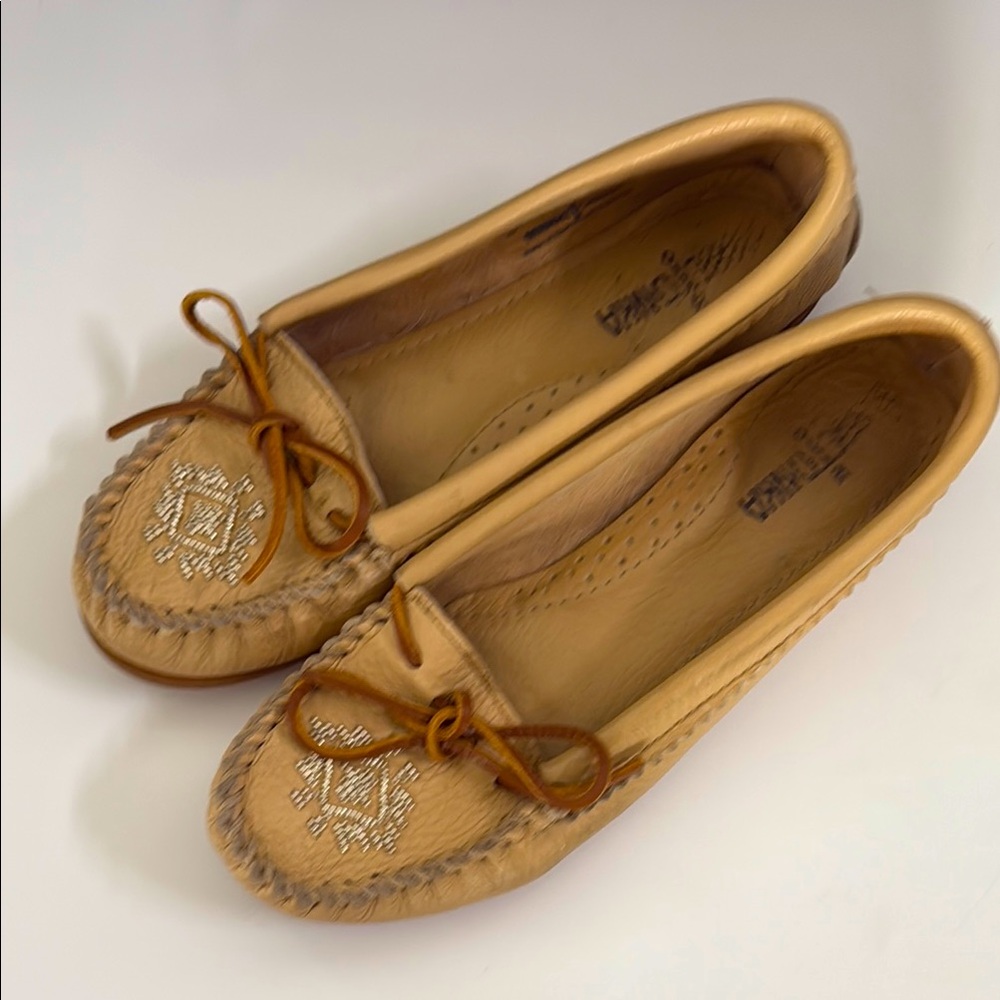 Minnetonka Women's Tan Leather Moccasins Beaded Toe Size 7